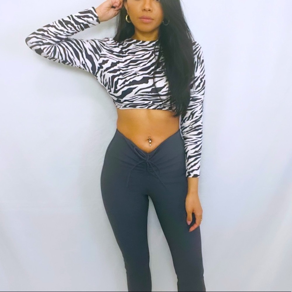 Black and White Euphoria Y2K 2000s Zebra Print Cropped Backless Long Sleeve Top - Picture 5 of 12